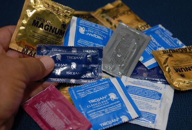 Médico argentino asegura que el condón no protege del VIH y lo contradicen