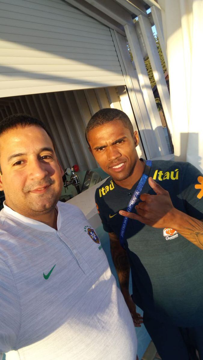 Panameños se toman selfies con jugadores de Brasil en Rusia