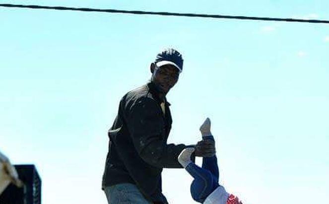 CRIMINAL. Un padre arroja al vacío a su bebé durante una protesta