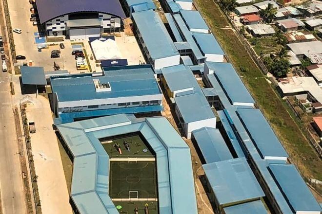Ánimos caldeados. Durmieron fuera de la escuela por un cupo en Pacora