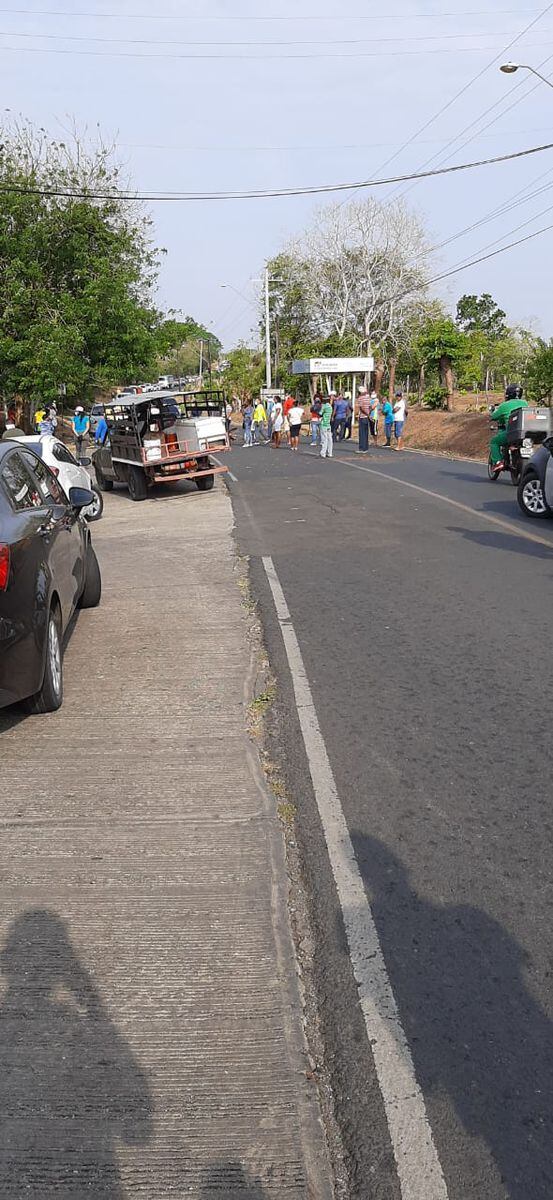 Moradores de Puerto Caimito cierran la calle exigiendo los bonos y bolsa de comida. Chequea el cronograma de Panamá Oeste.