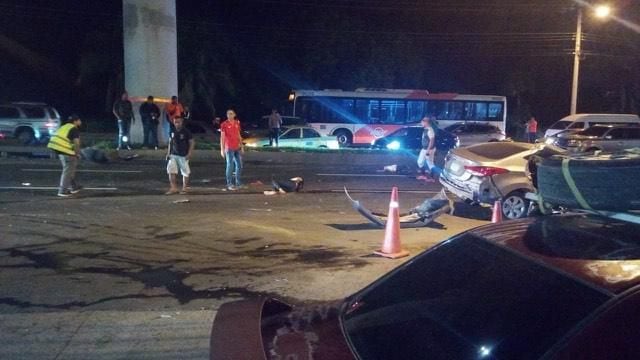 El carro quedó partido en dos. Un muerto y varios heridos en aparatoso accidente en San Antonio. Video