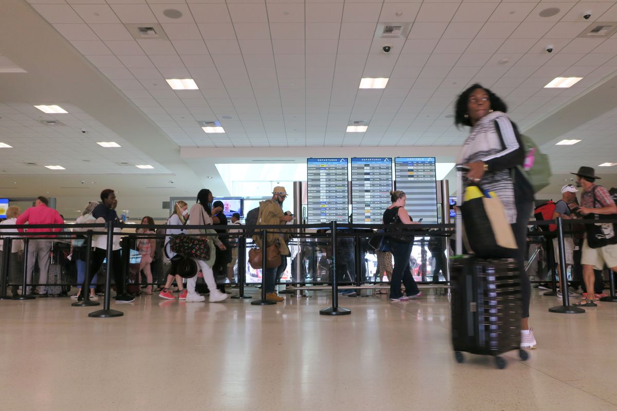 Residente pide cierre del aeropuerto en Puerto Rico Rico