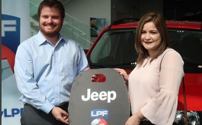 ¡WAO! Esposa de dirigente dona el 'Jeep'  que se ganó en la LPF a ANCEC 