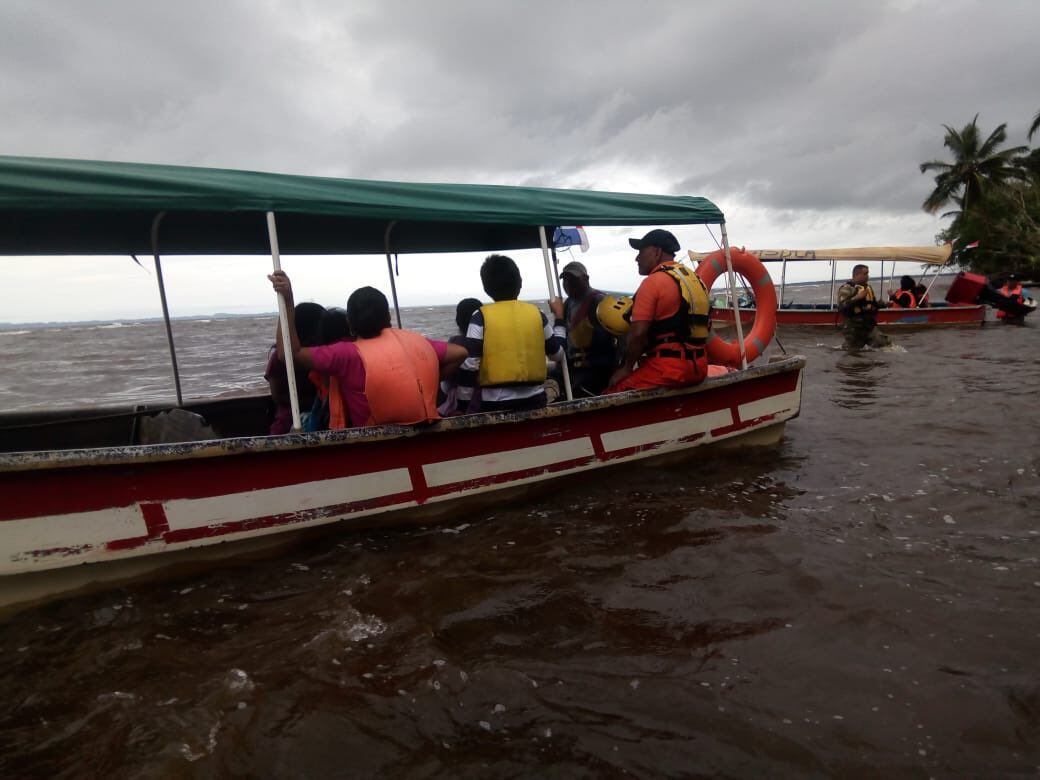 Rescatan a ocho personas en Bocas del Toro luego de que se les volteó la lancha