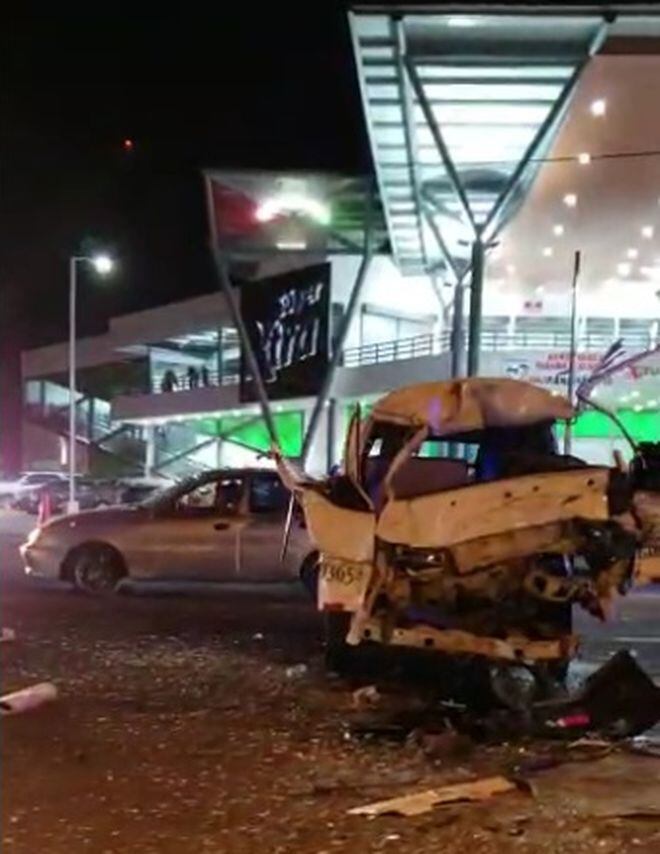 Bus Coaster de ruta y un panel se estrellan. Hay un muerto y más de 15 heridos
