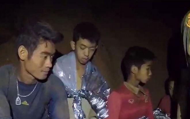 Niños atrapados en cueva en Tailandia saldrían en grupos