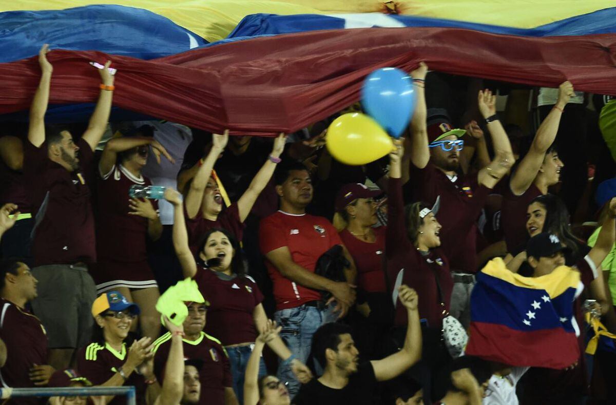 Venezuela venció a Panamá 0-2 en el Rommel. Así celebró la vino tinto. Videos