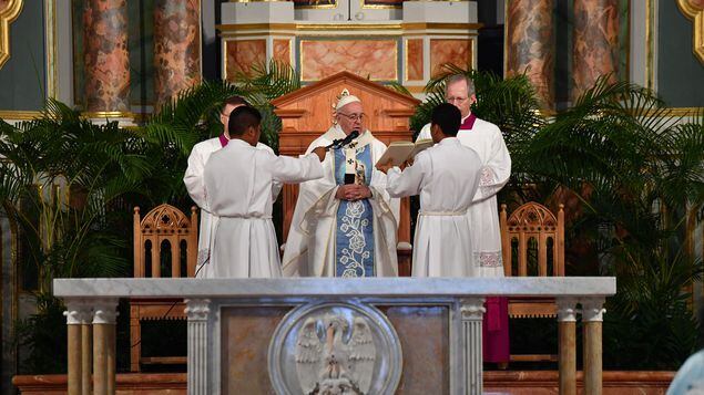 Papa reconoce que Iglesia está herida de 'pecado' y que no ha sabido 'escuchar'
