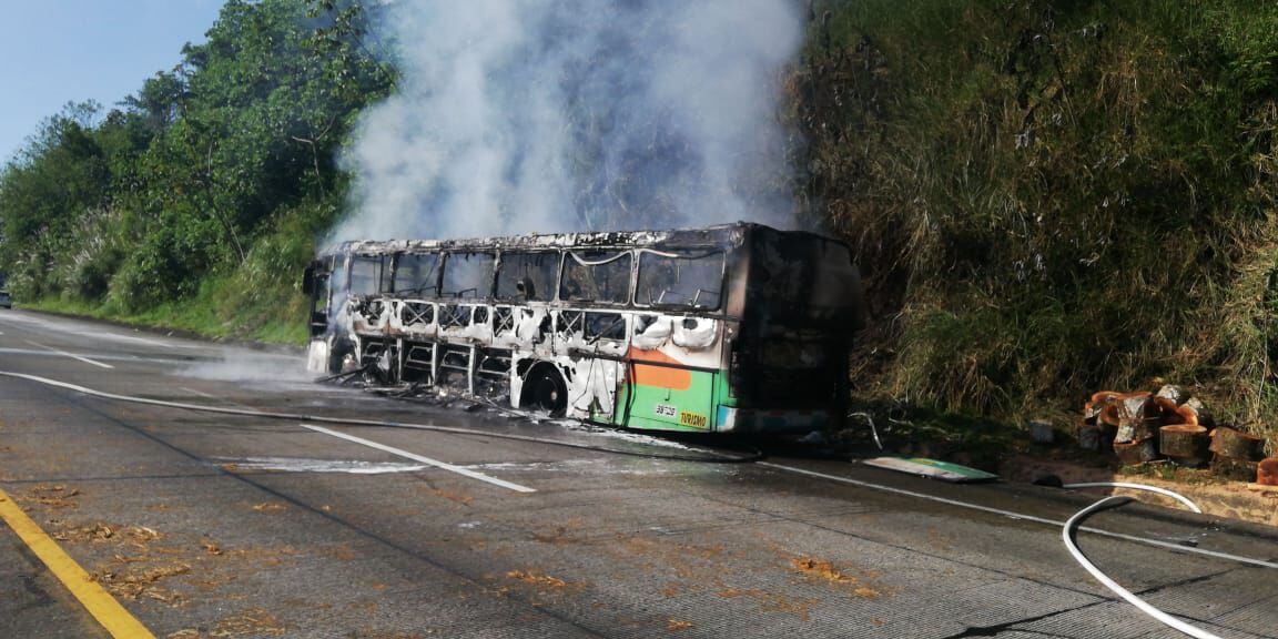 Bus de Colón ardió, se incendia en plena autopista. Pasajeros entraron en pánico