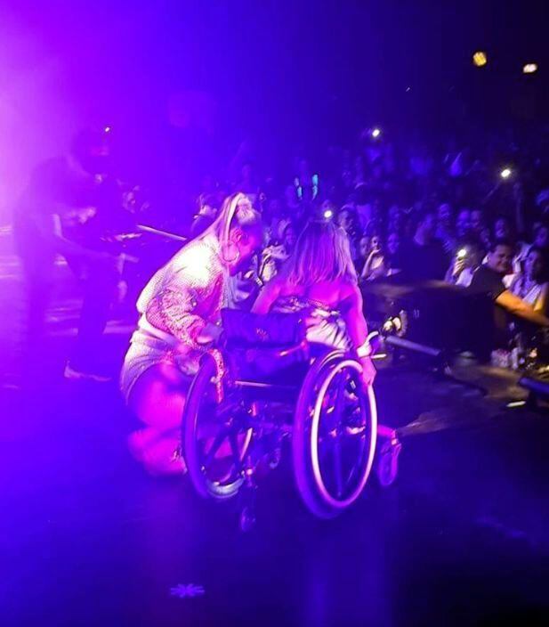Karol G  puso a bailar ‘Punto G’ a ‘bebecita’ en silla de ruedas +Videos