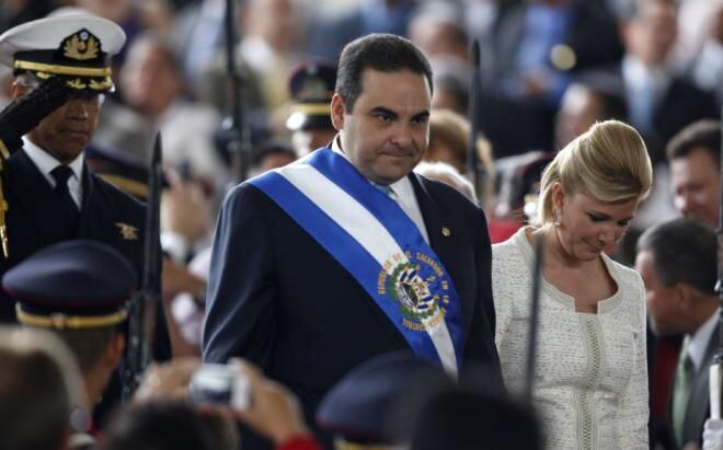 Expresidente salvadoreño Saca es condenado a 10 años de cárcel por corrupción