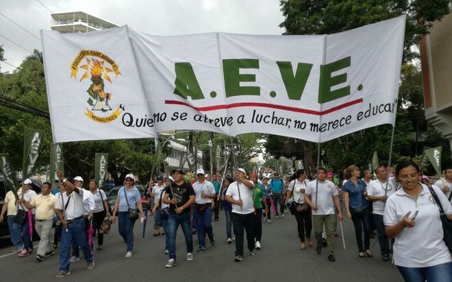 LO ÚLTIMO: Docentes marchan al Palacio de Las Garzas 