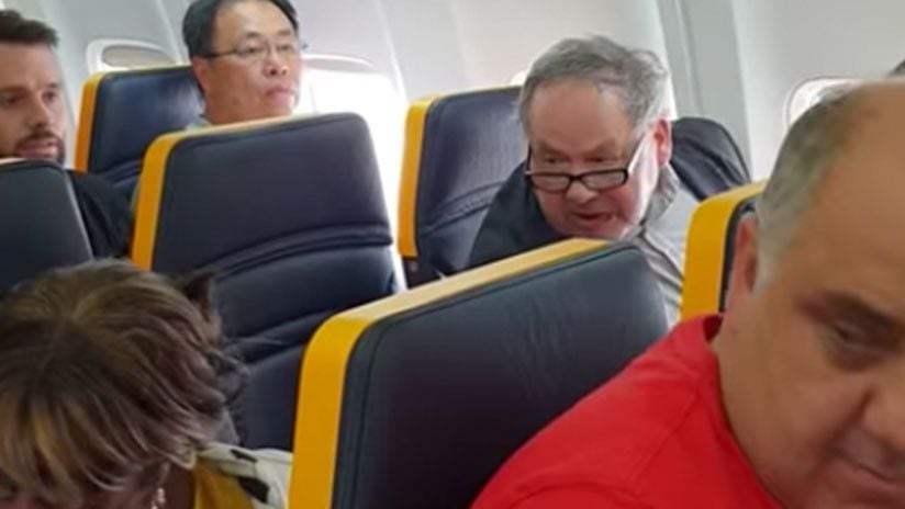 Pasajero lanza en un avión insultos racistas a mujer que se le sentó al lado