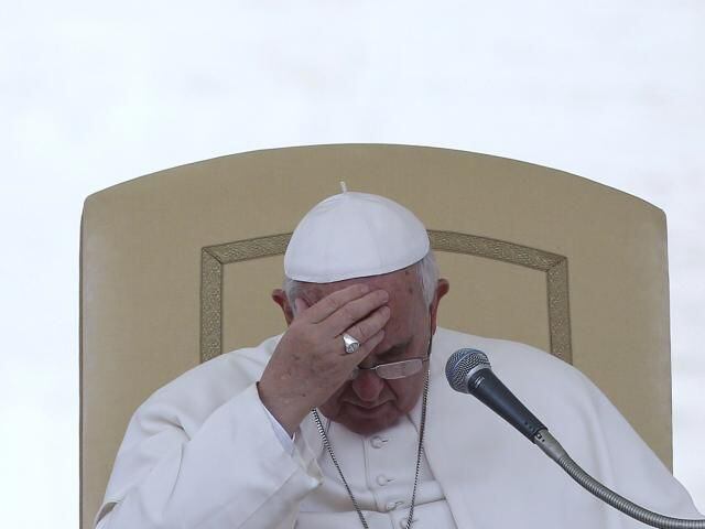 El papa Francisco pide perdón por manotear a una fiel que lo agarró en el Vaticano. Video