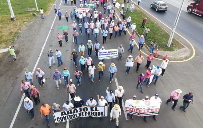 Productores y ganaderos protestan en el interior del país por importaciones