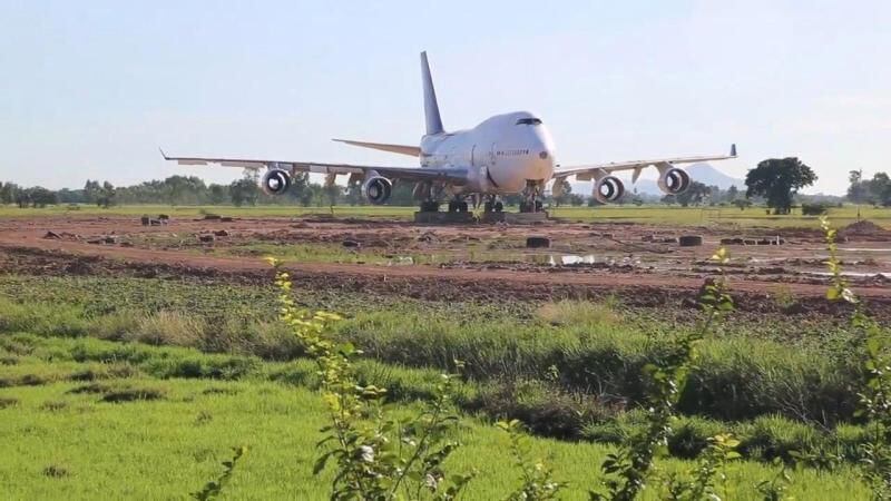 Tremenda sorpresa se llevaron unos aldeanos tailandeses al ver avión en su patio