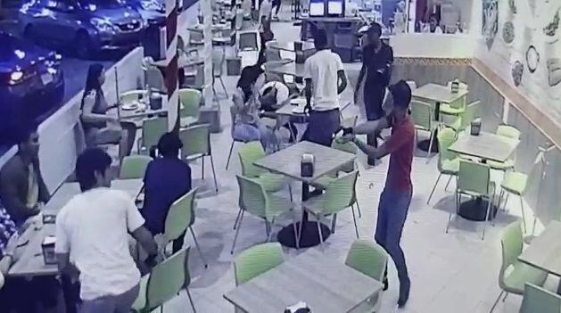 Maleantes. Asaltan a mano armada a clientes de un restaurante en Vía Brasil. Golpean a un comensal. Video