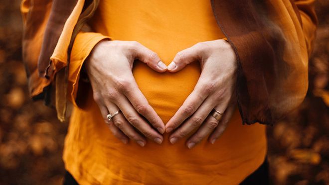 Científicos explican por qué los bebés patean en el útero de su madre