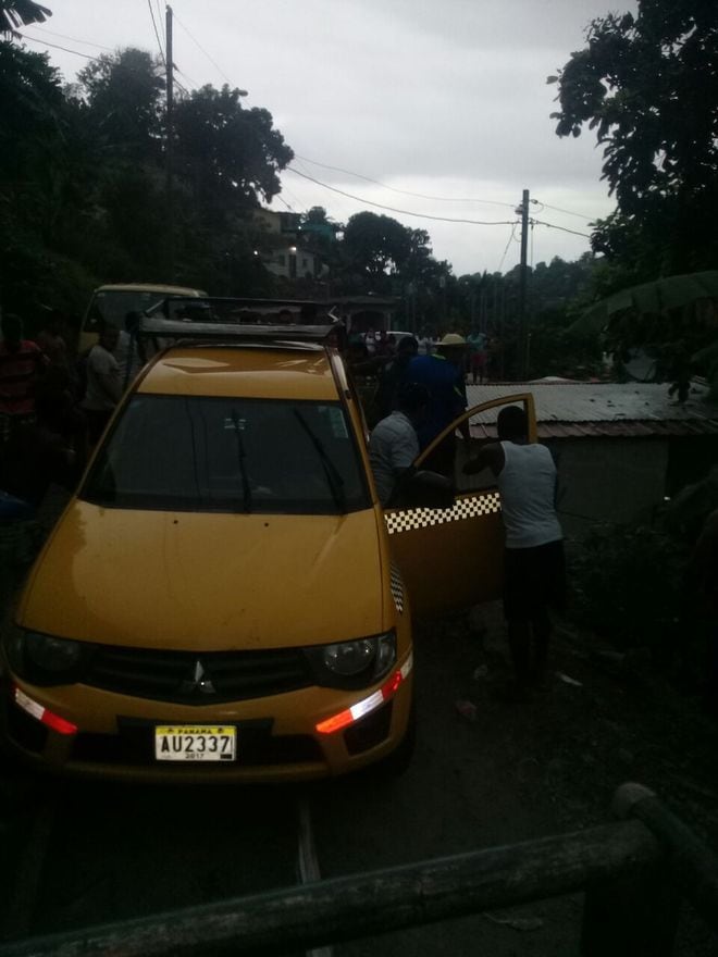 De impacto. Taxi cae dentro de una casa en El Valle de Urracá