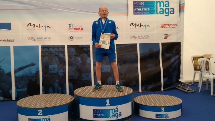 Este señor de 102 años es campeón del salto de longitud 