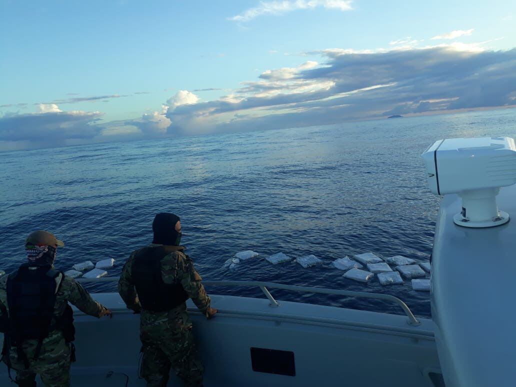 Cerca de isla veragüense narcos sueltan gran cantidad de droga al mar
