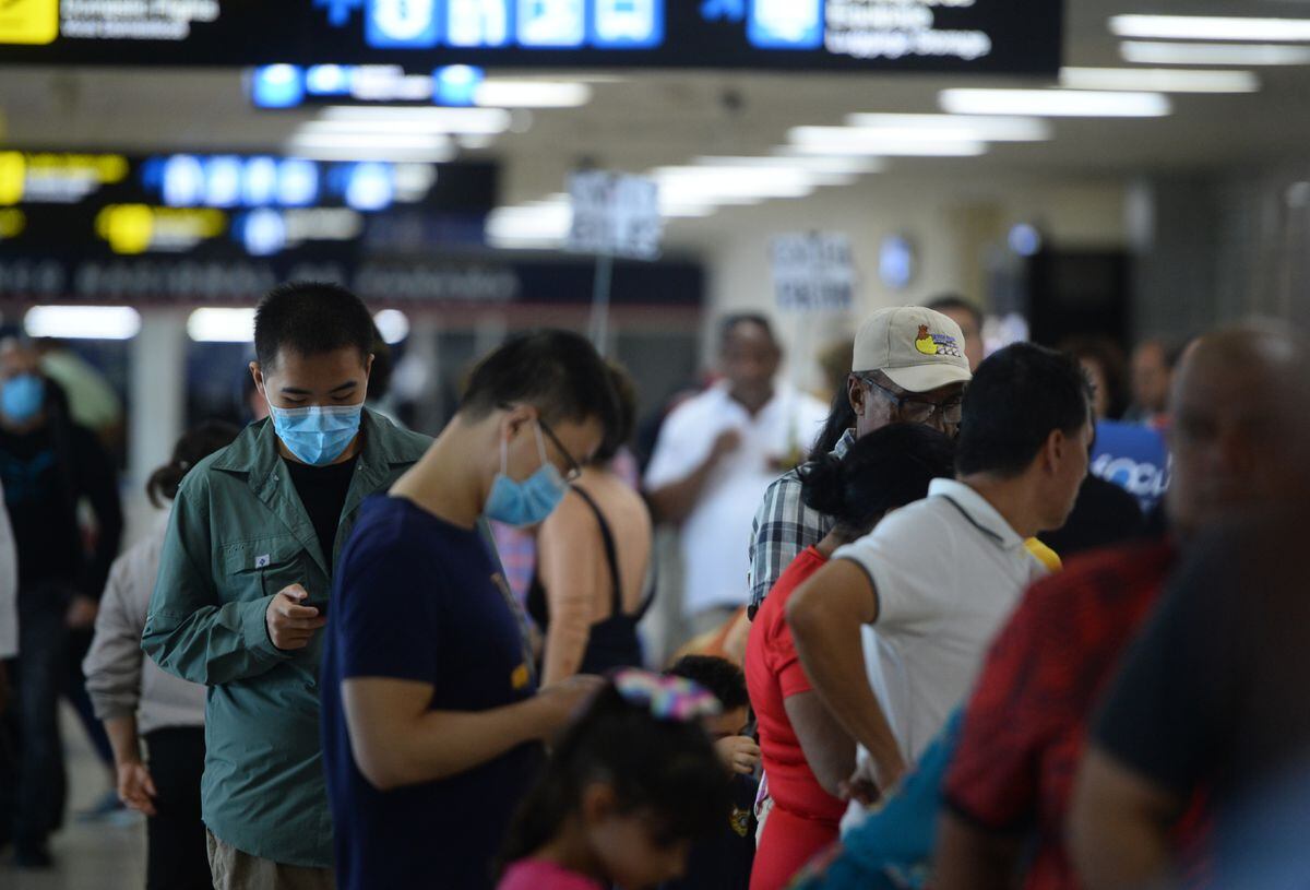 Turistas internacionales podrán cruzar cercos sanitarios durante toque de queda para trasladarse a sitios de alojamiento
