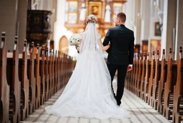 Sacerdote despistado declaró “marido y mujer” a los padrinos de la boda