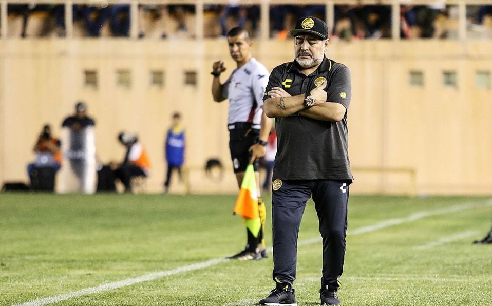 Maradona se queja de arbitraje tras derrota de su equipo y se quejará con Fifa 
