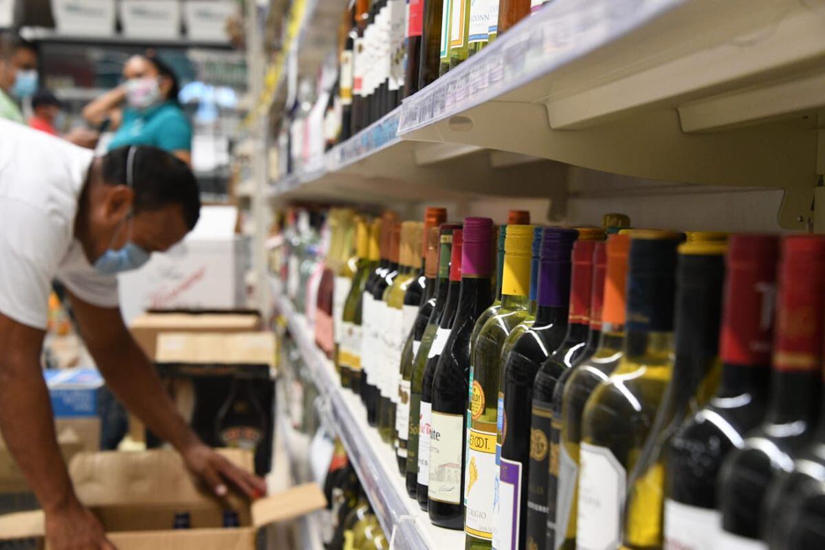Supermercados y minisúper podrán abastecerse de productos durante el toque de queda