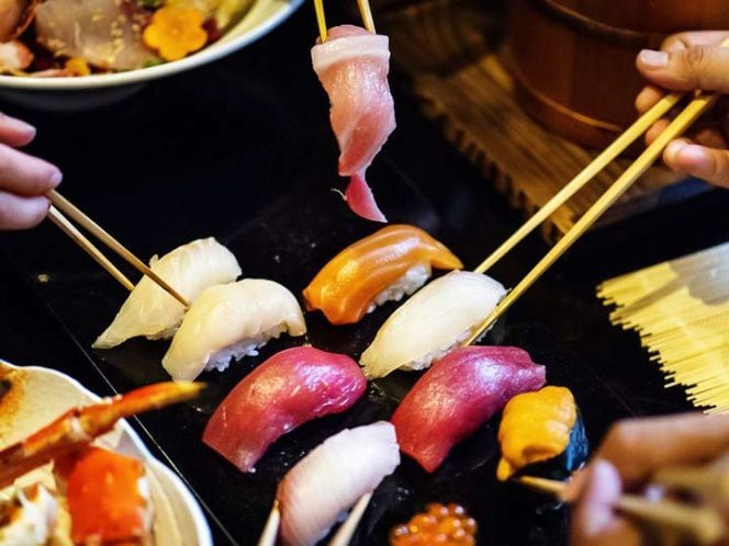 NO PUEDE SER. Amante del sushi expulsa gusano de un metro y medio de su cuerpo