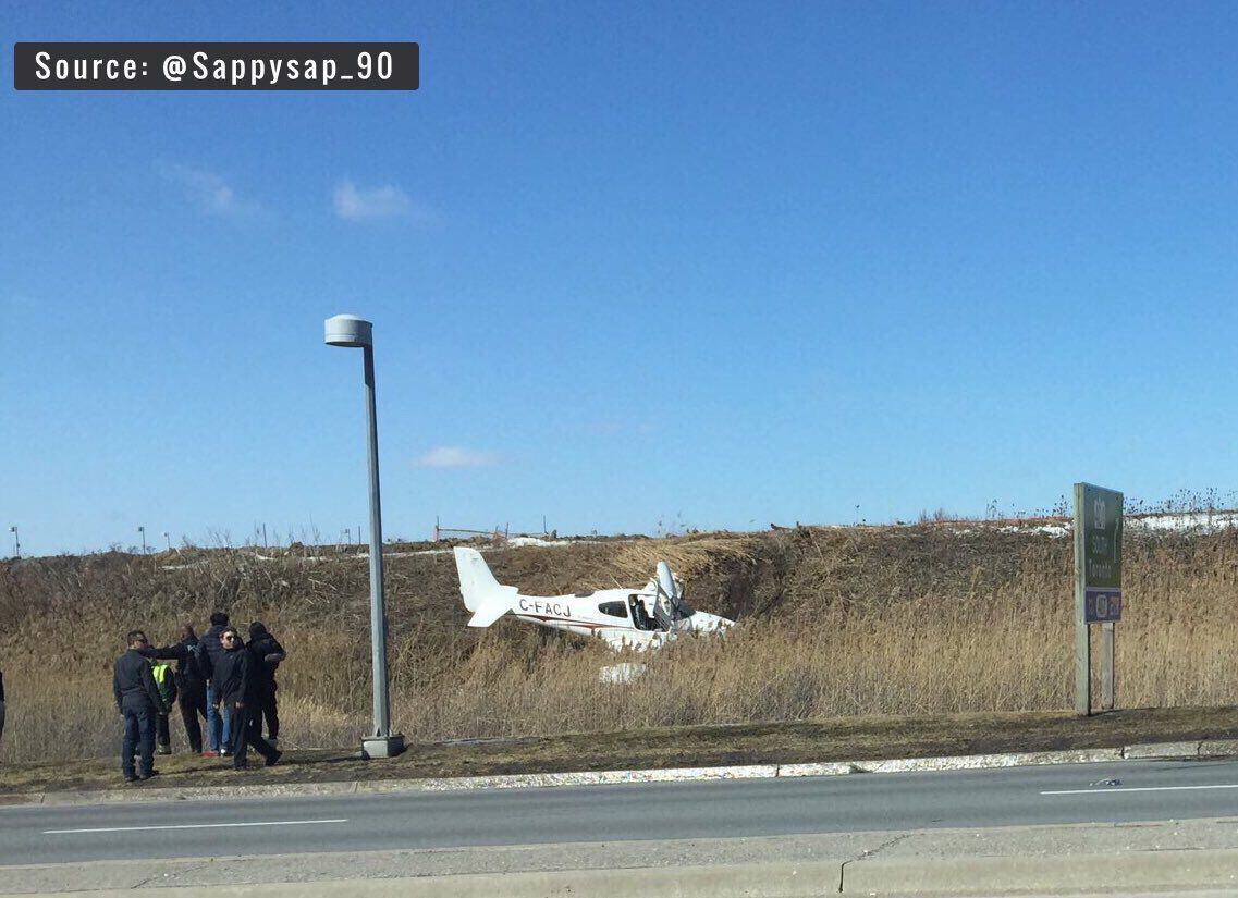 Captan el momento justo en el que una avioneta se atraviesa en una autopista