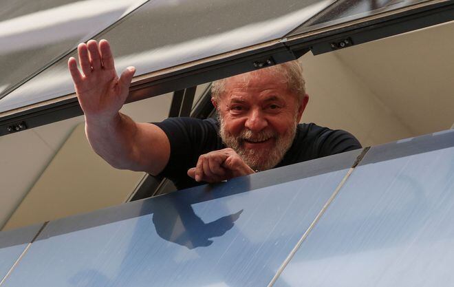 El expresidente brasileño Lula Da Silva se entregó y ya está tras las rejas
