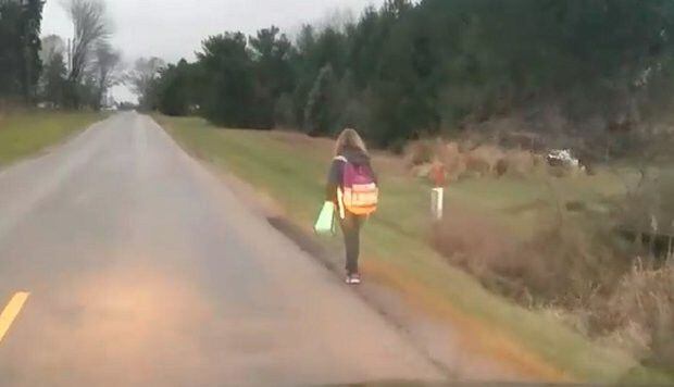 Obliga a su hija a caminar 1,5 km a la escuela por hacer 'bullying' a compañero 