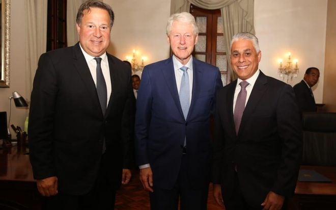 Bill Clinton en Panamá, se toma selfies en el Casco y se reúne con Varela. Video