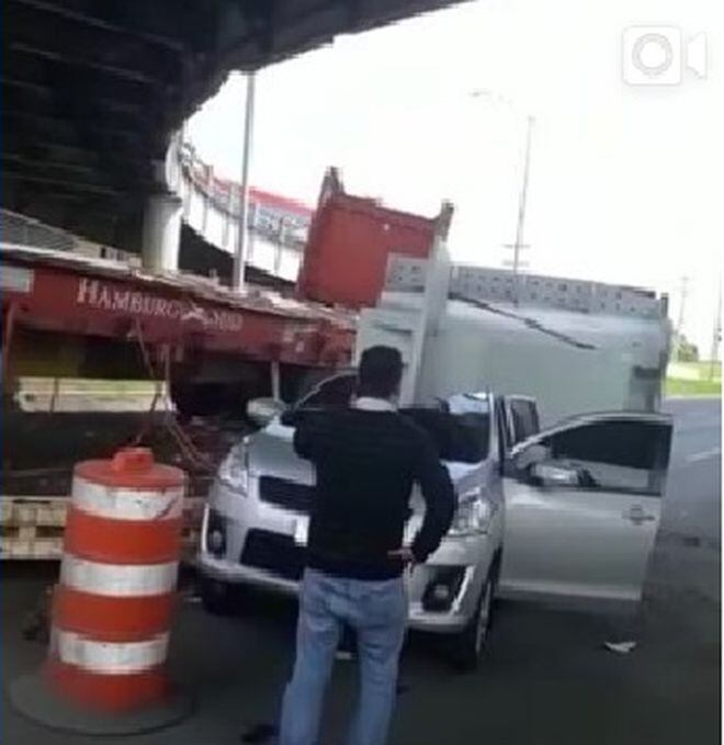 ¡IMPACTANTE! Carga de articulado apachurra auto debajo del puente de San Antonio