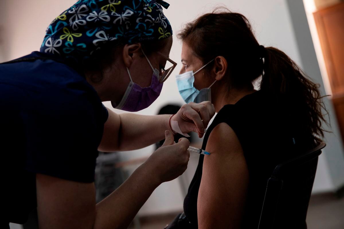 Paso agresivo. Chile lidera Latinoamérica con 2,9 millones de vacunados contra la covid-19