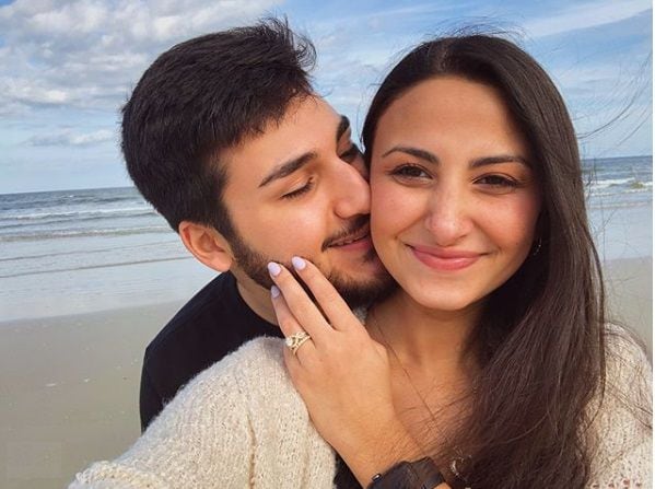 Vestida de novia visitó la tumba de su prometido al que mataron por un Xbox