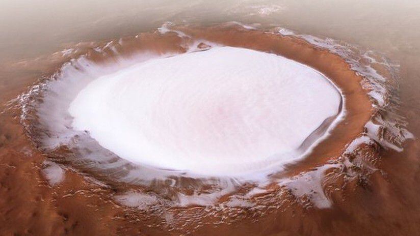 Agencia espacial publica imagen de cráter en Marte cubierto todo de hielo