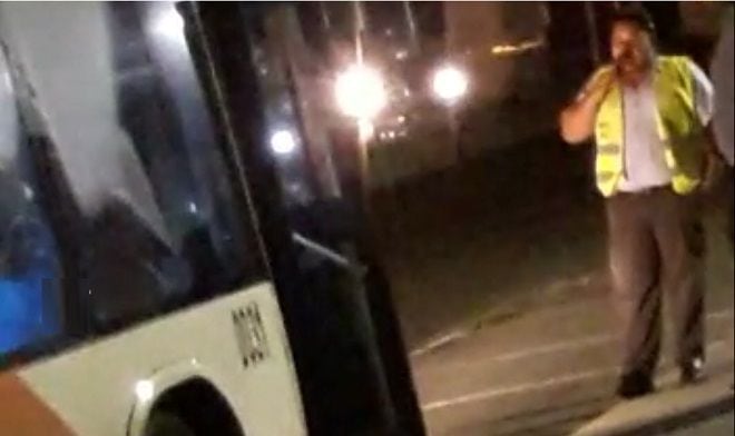 ¡IRRESPETO! Conductor de Metrobus se baja a fumar y deja esperando a pasajeros