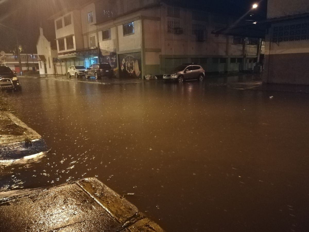 Fuertes lluvias inundan calles en la ciudad de Colón | Video