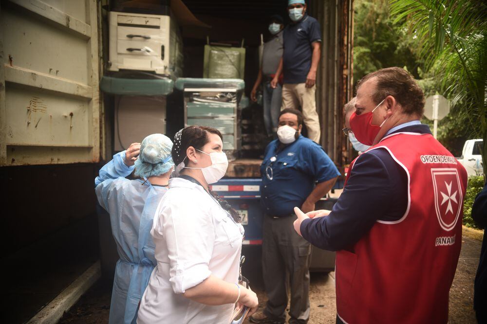 Entregan ayuda. Orden de Malta en Panamá dona contendedor con insumos médicos al ION