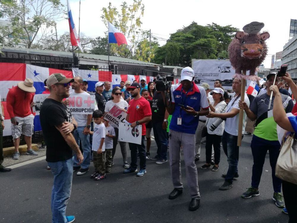 PROTESTA EN LA ASAMBLEA. Una centena de panameños rechazan la corrupción