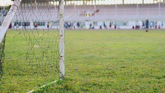 Viral: Padre desesperado empuja a su hijo de 6 a portería para impedir gol 