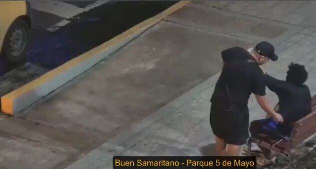 (VIDEO) Chequea al buen samaritano que captan las cámaras de la 5 de Mayo