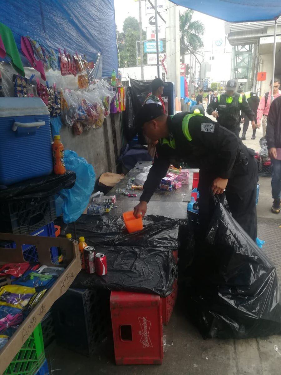 Autoridades sorprenden a venezolanos vendiendo buhonería en San Isidro