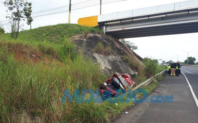 Carro cae del puente hacia el Hospital Nicolás Solano en La Chorrera