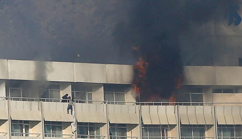 LO ÚLTIMO. Al menos 30 muertos en ataque terrorista contra un hotel de Kabul