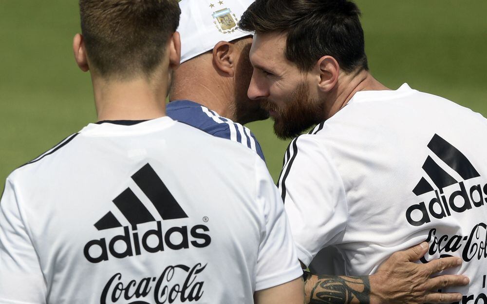 Mira la tensa felicitación de Sampaoli en los 31 años de Leo Messi