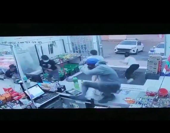 Cámara de seguridad captó el momento cómo sujetos armados robaron en un local. Video